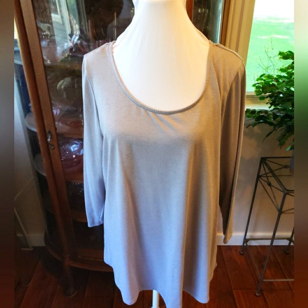 Energetic world wear L brownish gray long sleeved scoop neck